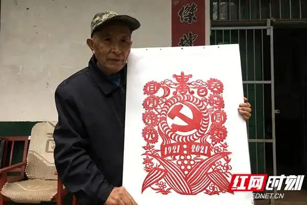 天元区八旬老人剪纸庆祝建党100周年