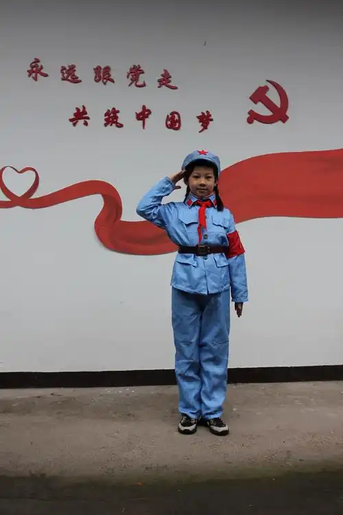小队员们迫不及待地换上红军军装,佩戴着鲜艳的红领巾,精神面貌焕然