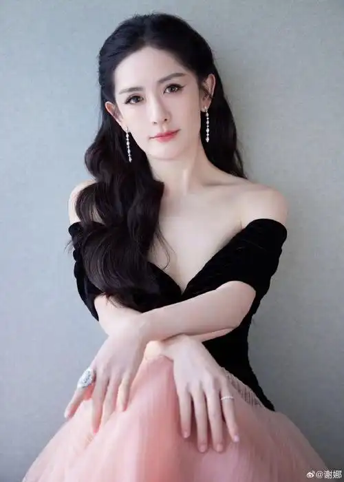 谢娜吊带泡泡袖裙##谢娜加盟网络视听盛典