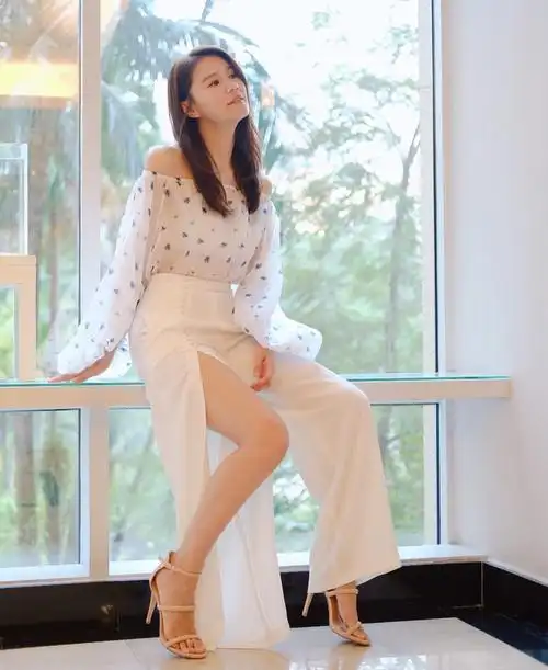 tvb花旦黄翠如晒学生年代旧照片17岁还在读中学的她曾上节目讲述自己