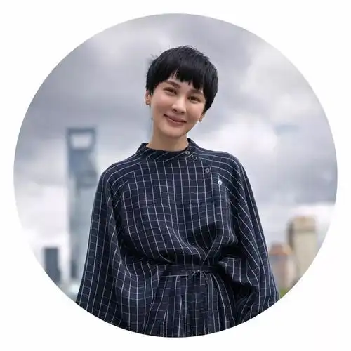 这一次,她又带着时装品牌immi的新一季时装,跟大家聊聊关于服装,时尚