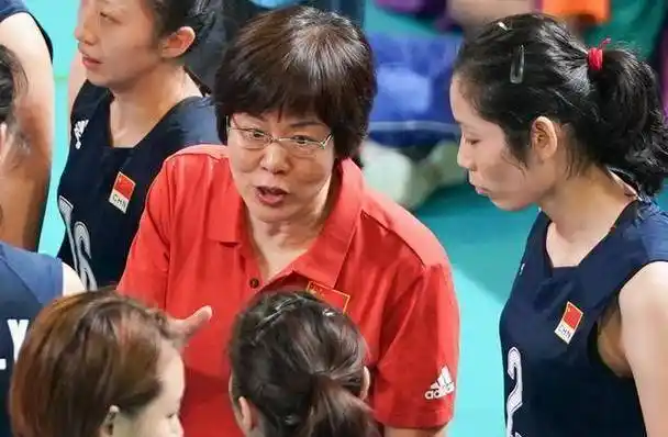 郎平揭秘亚运会旗手原本是朱婷因早场比赛没让出席_中国女排_赛场