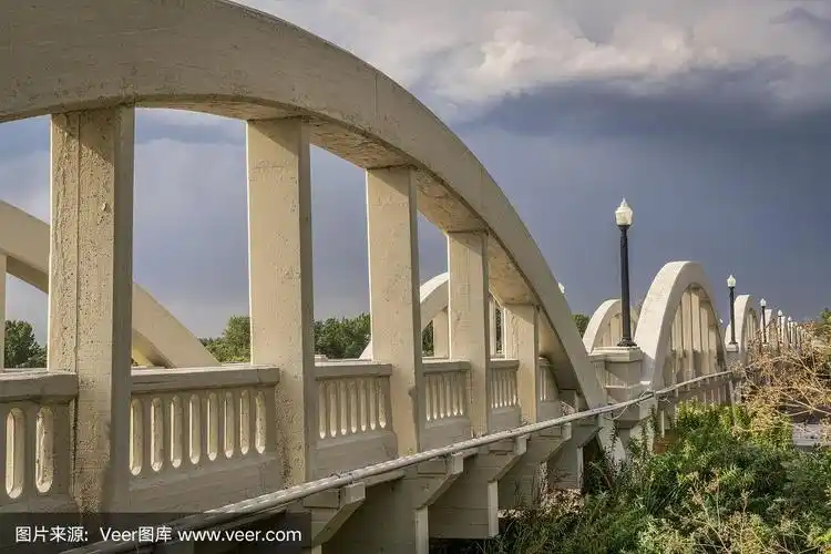 南普拉特河上的混凝土拱桥