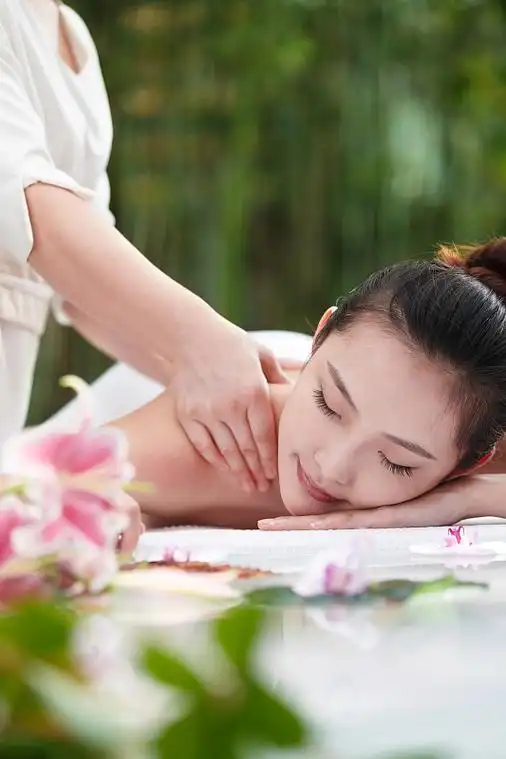 年轻女人做spa图片素材