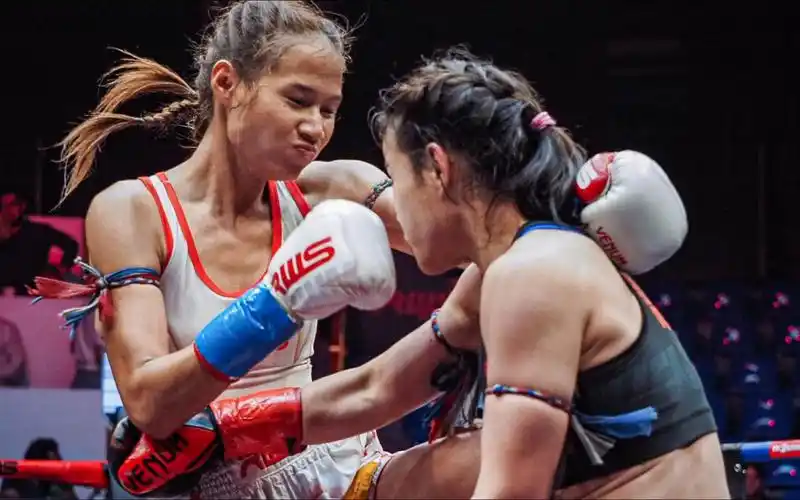 rws泰拳世锦赛(女子蝇量级 b组)泰国选手佩奇南农vs泰国选手索拉萨米