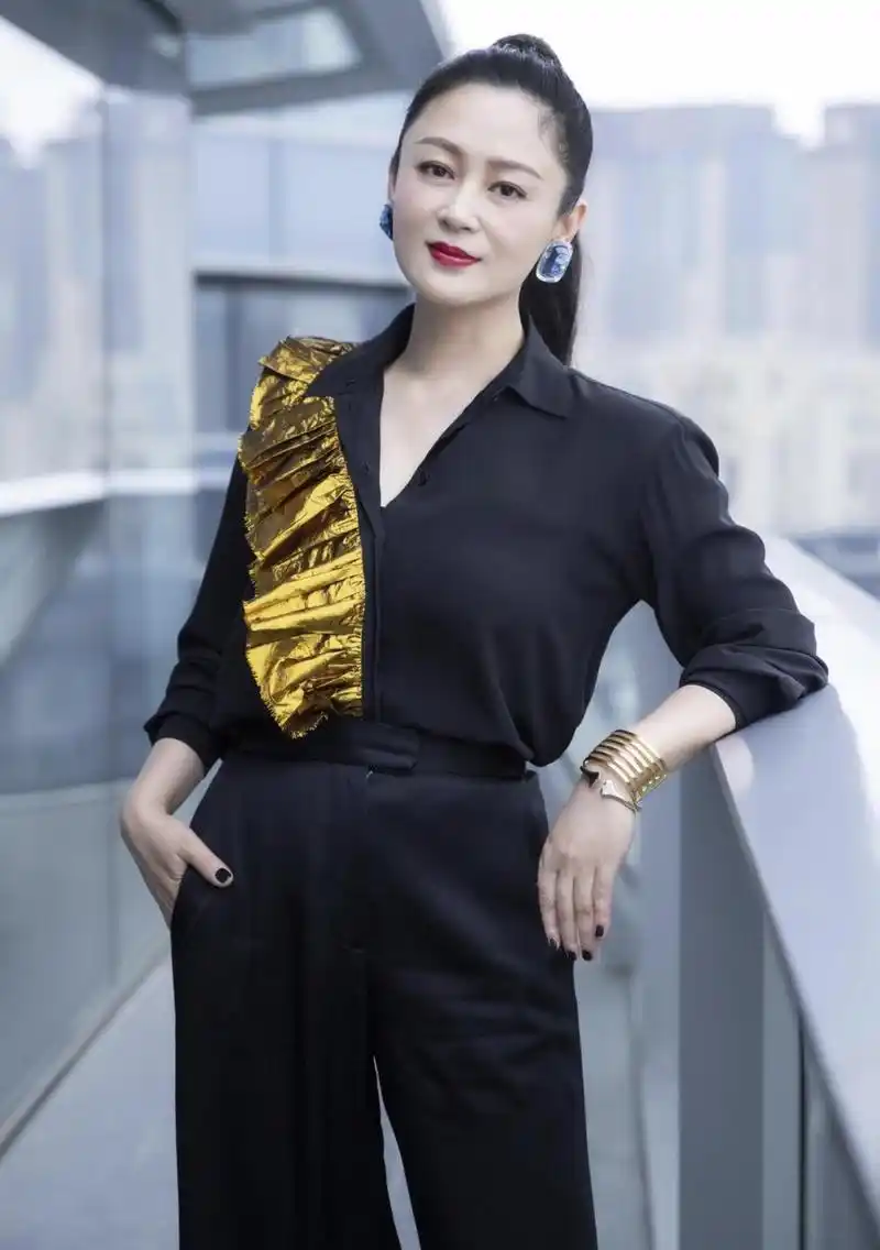 陈红气质惊艳迷人穿一袭金色连衣裙亮相美出新高度