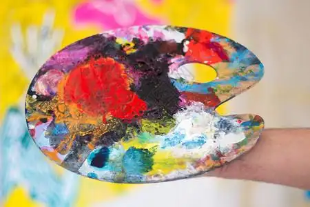 艺术家持有多彩色调板绘画疗法图片素材