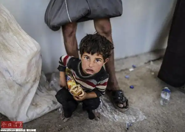 去年,还有一张叙利亚儿童的照片震惊了世界.