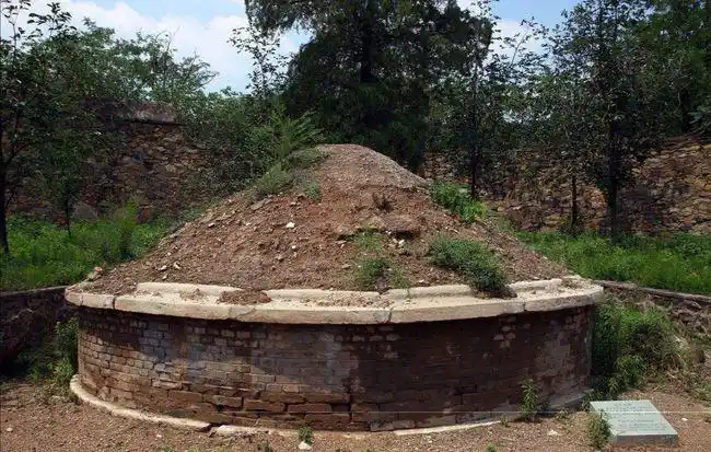 在很多农村地区,基本上很多坟墓都是集中在一起.