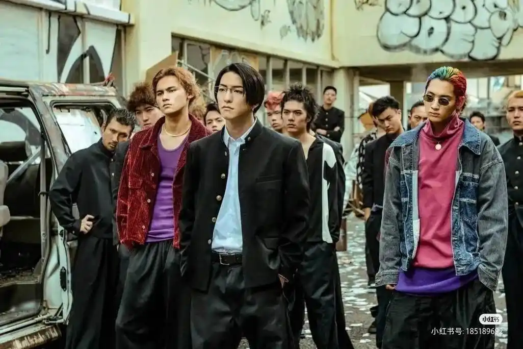 发型穿搭搞起来～#热血街区 #鬼邪高  - 抖音