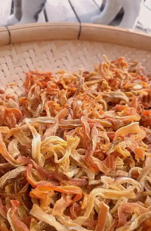 剥掉的南瓜皮不要丢,晒一下,烤烤焦,加点油和调料,特别好吃