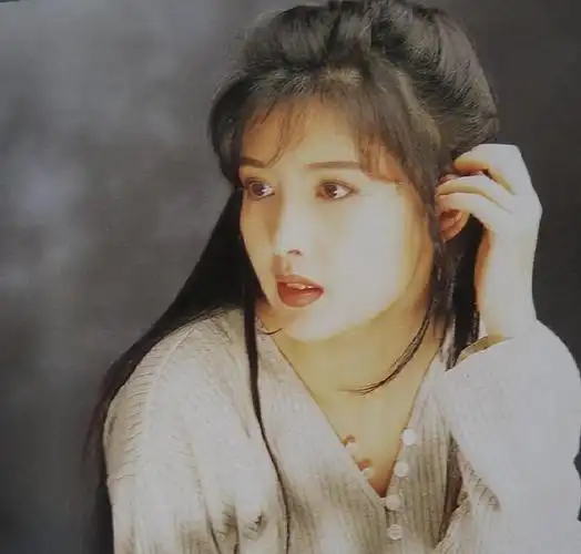 周慧敏是90年代我们心目中的"清纯玉女".