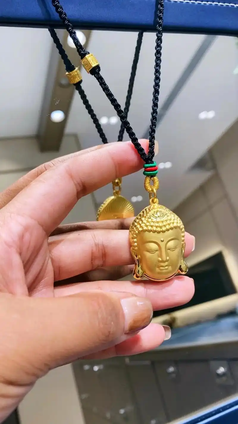 周大福 #黄金吊坠  佛头编绳 以绳为计 寄你所愿 以绳为 - 抖音