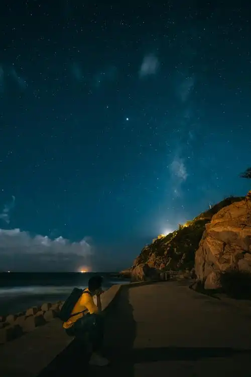 那是每次仰望星空想起的人所以寻找像你眼睛的星星