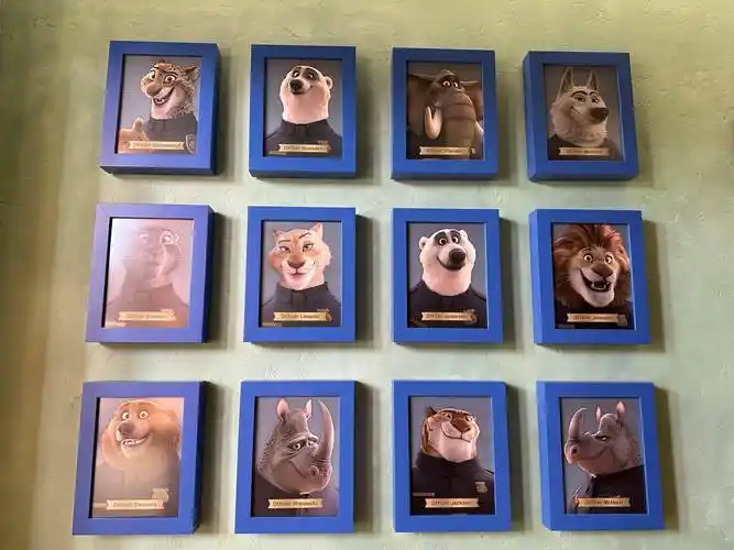 乐园中有面向大象,犀牛等大型动物的超大座椅,超大店铺,超大卫生间