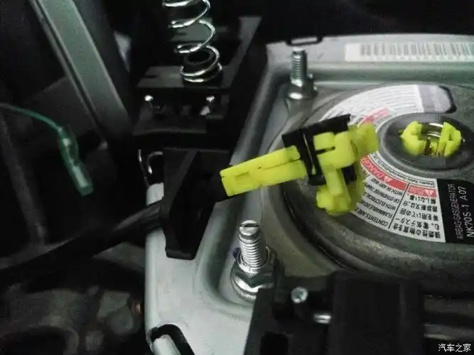 安全气囊这个黄色的插头如何拔下来