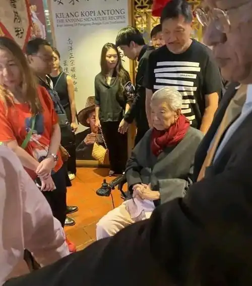 烟不离手活一天是一天|金庸|黄霑|倪匡|记者|美食家|散文家_网易订阅