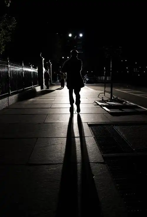 三个人,竖图,黑白,阶调图片,室外,夜晚,街道,路灯,纽约,美国,阴影