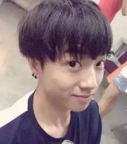 华晨宇最新素颜照曝光!满脸痘印,发际线超高