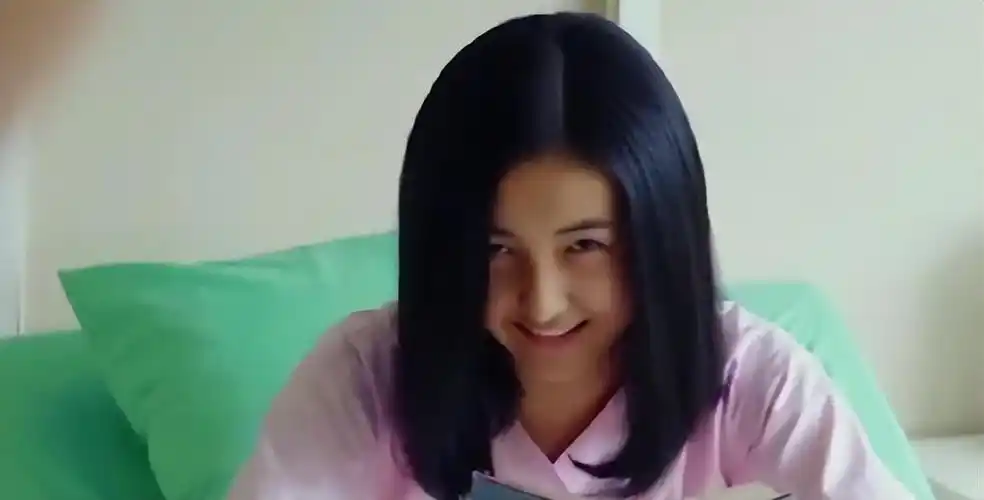 "京圈宠儿"张子枫:背靠5个爸爸无人敢惹,文艺人设翻车遭群嘲