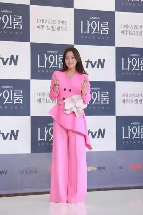 44岁金喜善气质太亮眼了!