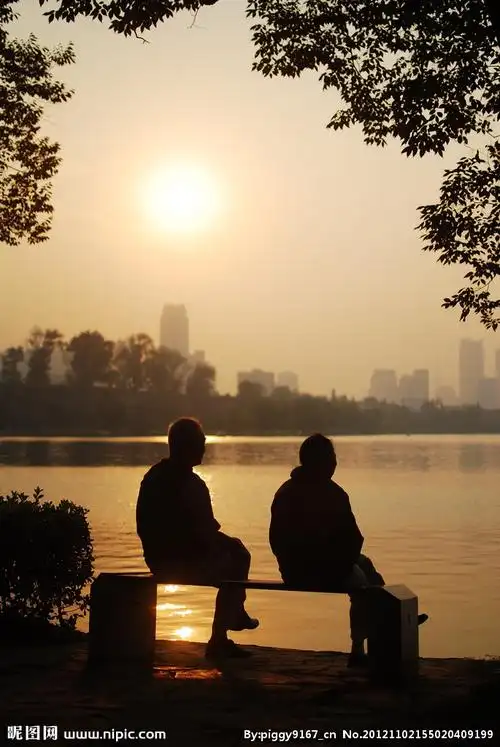 夕阳西下的老人图片