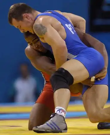 图文:摔跤男子自由式96公斤级 比赛中6