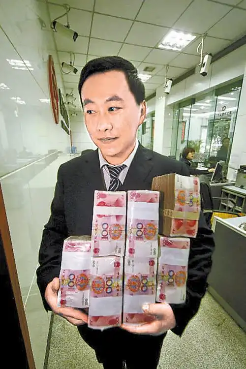 人民币印名言钞票成宣传栏