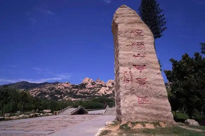 嵖岈山景区不算很大山环绕着湖看起来光秃秃的山但是穿梭在山涧中会