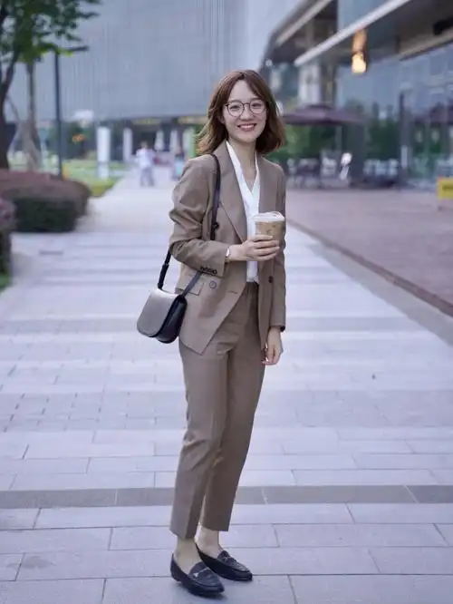 ootd早秋简约卡其色西装通勤穿搭