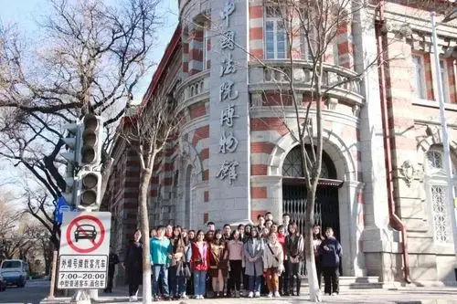 我院学生会职业发展部组织30余名本科生到中国法院博物馆参观学习