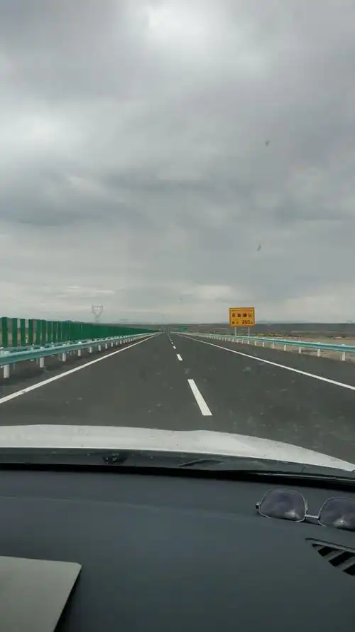 过克拉玛依市后上奎阿高速,高速上车好少,象是我们的专道