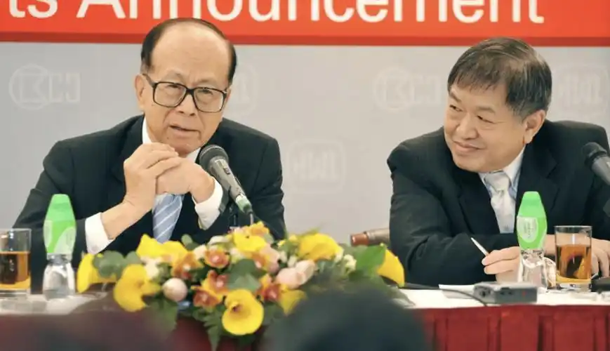 李嘉诚用人精准,无才者不用,而霍建宁能够成为李嘉诚的左右手,完全