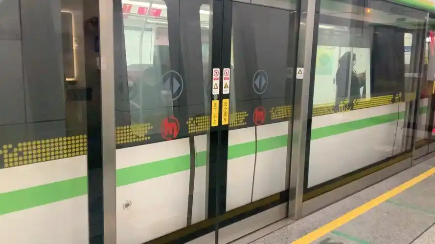 杭州地铁杭州地铁4号线市民中心站列车进站合集