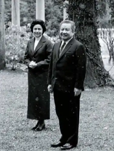 第六个妻子诺罗敦·莫尼列·西哈努克,也就是著名的莫尼克公主