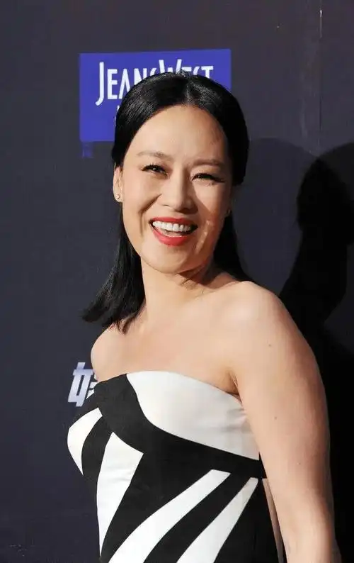 拍戏尺度不逊色舒淇,57岁仍风韵犹存_裙子_邬君梅_好身材