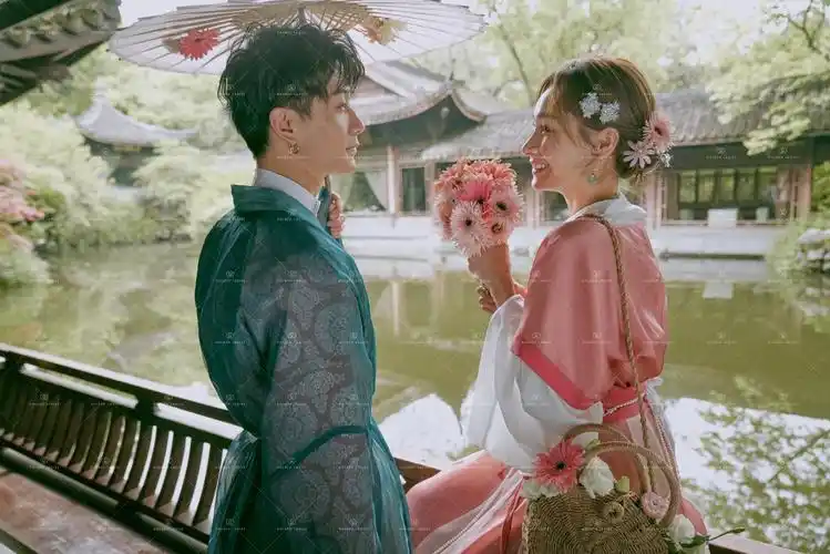 影楼网红复古汉服情侣主题拍照外景旅拍古装艺术照中国风摄影礼服