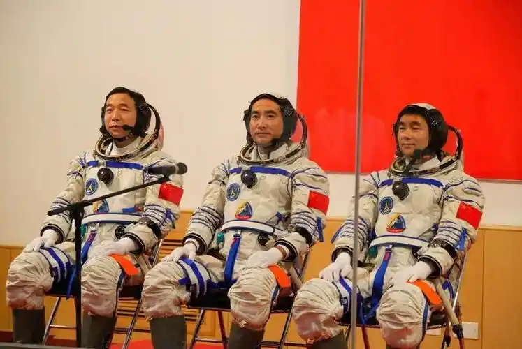 翟志刚:太空行走第一人,创3个"第三"记录,参军28年授啥军衔_腾讯新闻