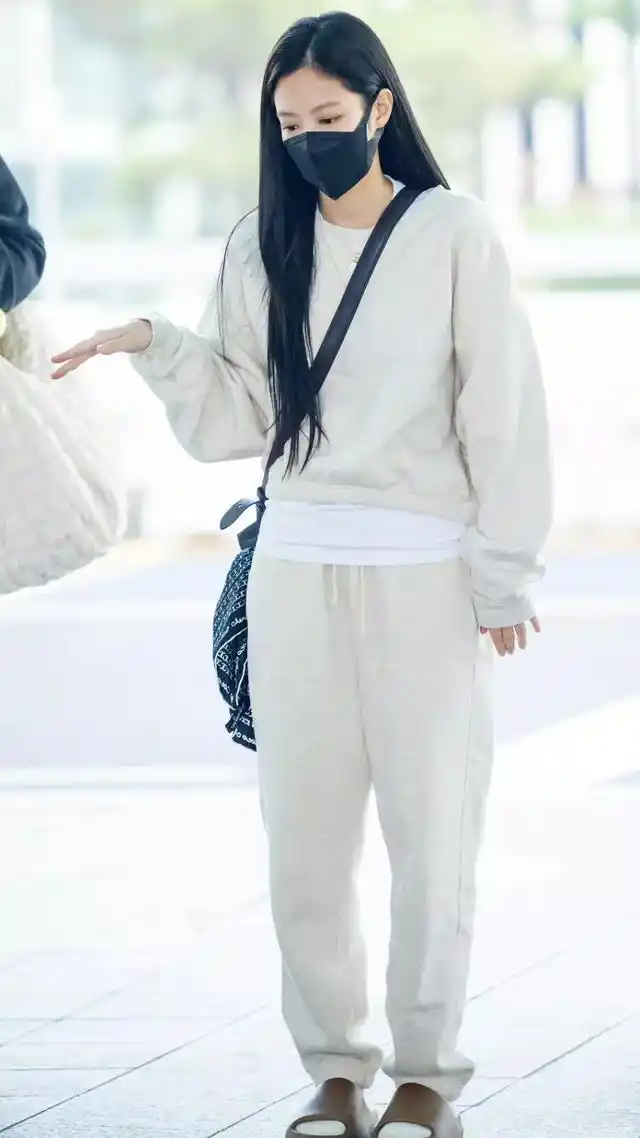 jennie最新机场穿搭|奶乎乎的珍妮,像邻家小姐姐
