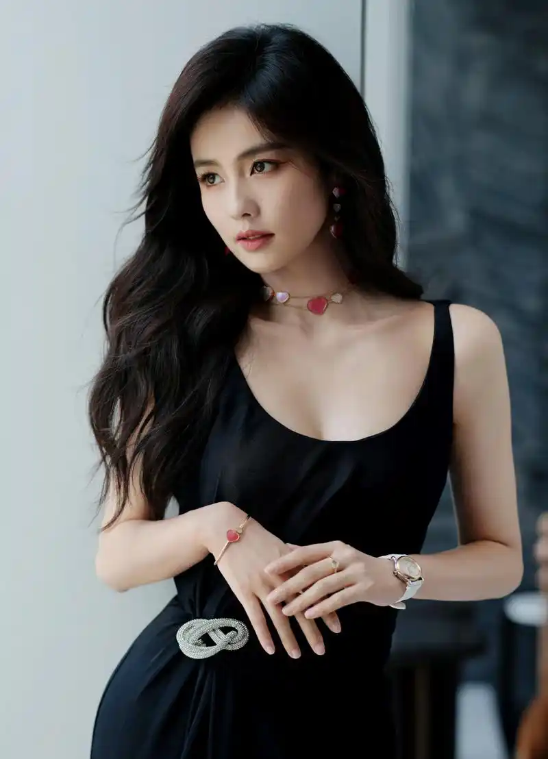 白鹿黑色抹胸吊带礼服出席chopard萧邦品牌活动,这几张超爱,鹿鹿太美