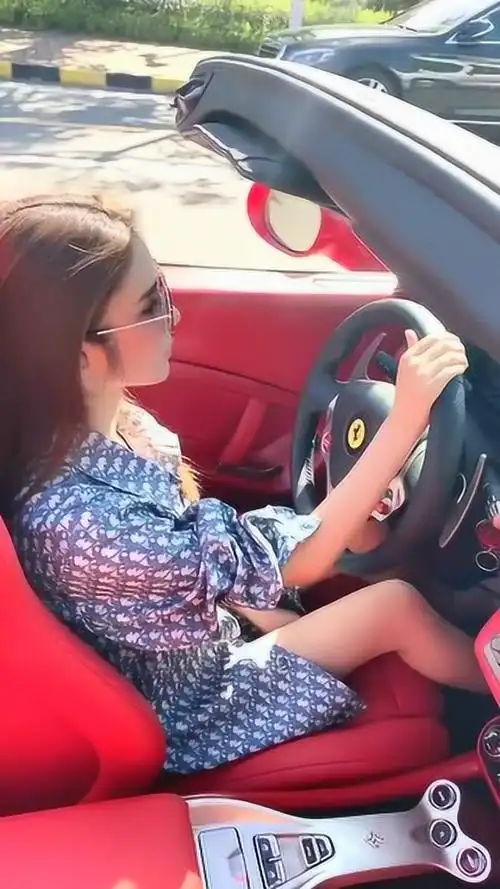 终于知道单手开法拉利的梗了,小姐姐诠释的太真实,我彻底酸了!