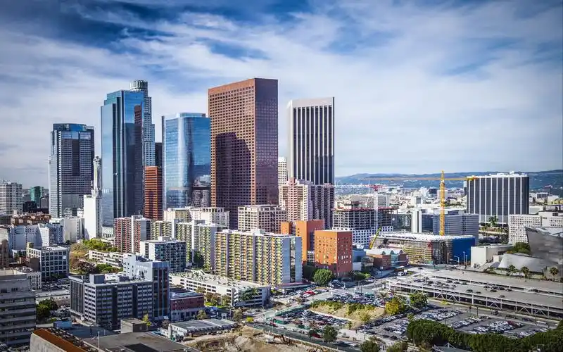 从直升机上看洛杉矶城市市中心摩天大楼