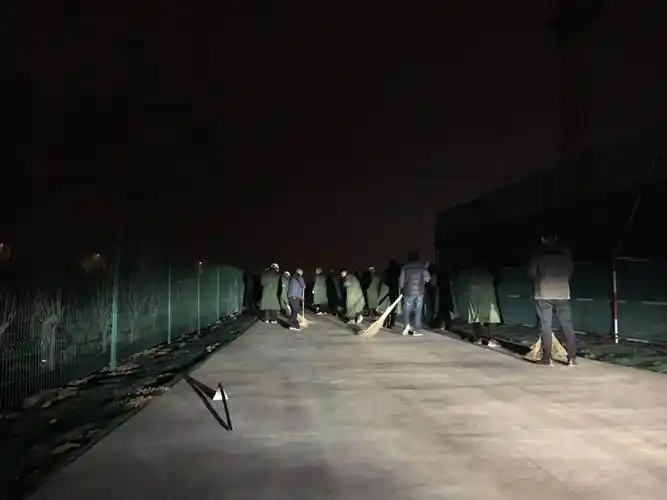 11月29日晚,住建局包靠重点项目夜间加班整理施工现场情况.