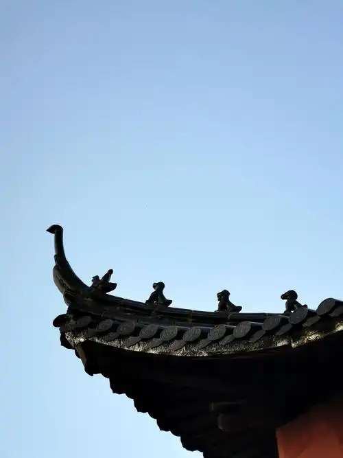 古代庙宇屋檐上位于仙人之后会有神兽用于镇宅和装饰