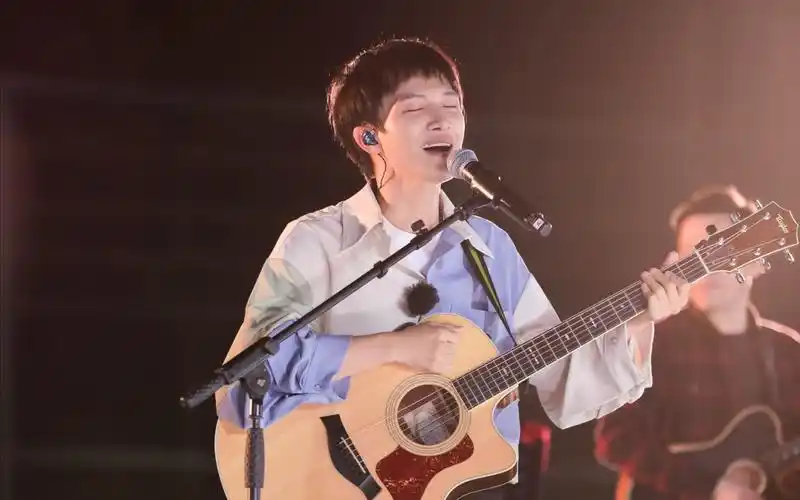周深吉他弹唱真夏的樱花汽车音乐会秒变毕业音乐会