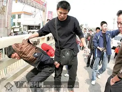 直击南宁民警街头反扒:"刀片帮"被逮现行(组图)