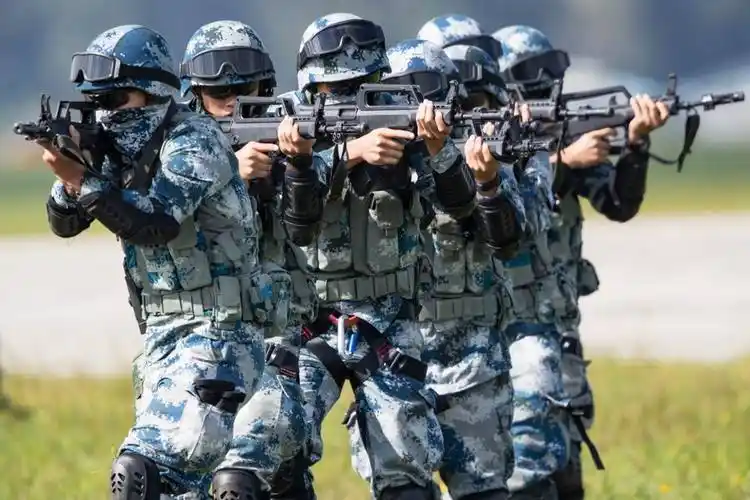 空降兵正在进行反恐营救人质实战演示担负战备值班任务的西部战区空军