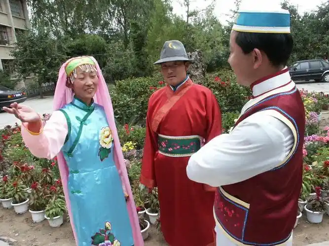 b,独具特色的保安族民族服饰