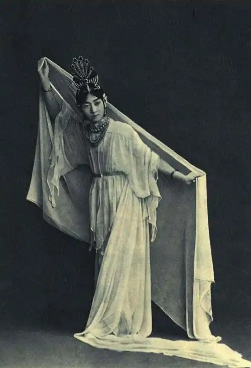 梅兰芳早期演出剧照:《太真外传》中的杨太真出浴.