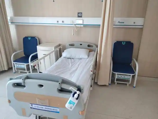 在医院里,很多人都见过病床边的床头柜或者陪护椅.